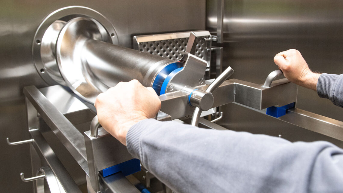 Frozen-meat grinder screw-conveyor assembly with a blue SKF seal