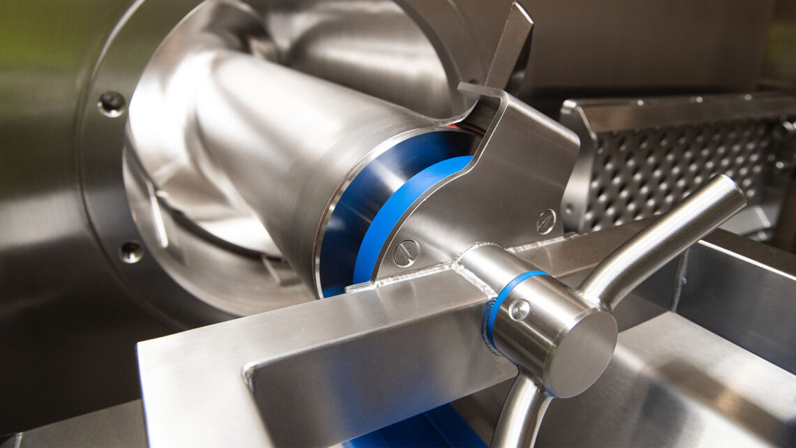 Frozen-meat grinder screw-conveyor assembly with a blue SKF seal